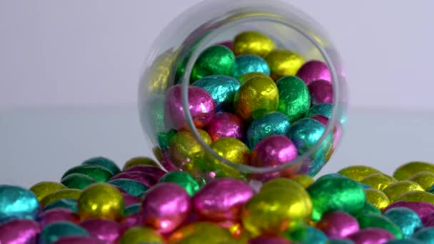 Beyaz Arka Planda Renkli Paskalya Yumurtası Çok Renkli Çekimler — Stok video