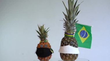 Ananas bir yüz maskesi takar. Kriz koronavirüsü konsepti (COVID-19). Boşluğu kopyala.