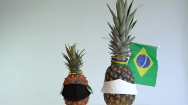 Ananas bir yüz maskesi takar. Kriz koronavirüsü konsepti (COVID-19). Boşluğu kopyala.