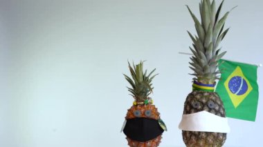 Ananas bir yüz maskesi takar. Kriz koronavirüsü konsepti (COVID-19). Boşluğu kopyala.