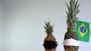 Ananas bir yüz maskesi takar. Kriz koronavirüsü konsepti (COVID-19). Boşluğu kopyala.