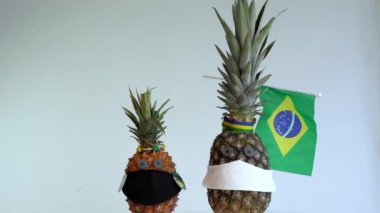 Ananas bir yüz maskesi takar. Kriz koronavirüsü konsepti (COVID-19). Boşluğu kopyala.