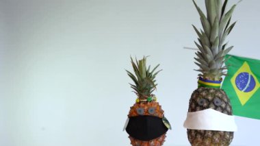 Ananas bir yüz maskesi takar. Kriz koronavirüsü konsepti (COVID-19). Boşluğu kopyala.