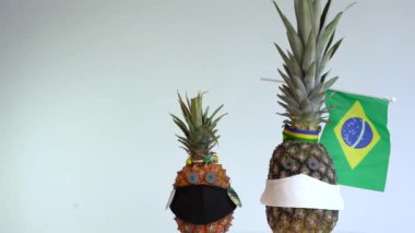 Ananas bir yüz maskesi takar. Kriz koronavirüsü konsepti (COVID-19). Boşluğu kopyala.