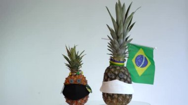 Ananas bir yüz maskesi takar. Kriz koronavirüsü konsepti (COVID-19). Boşluğu kopyala.