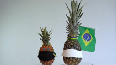 Ananas bir yüz maskesi takar. Kriz koronavirüsü konsepti (COVID-19). Boşluğu kopyala.