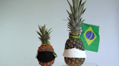 Ananas bir yüz maskesi takar. Kriz koronavirüsü konsepti (COVID-19). Boşluğu kopyala.