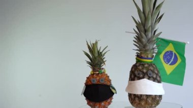 Ananas bir yüz maskesi takar. Kriz koronavirüsü konsepti (COVID-19). Boşluğu kopyala.