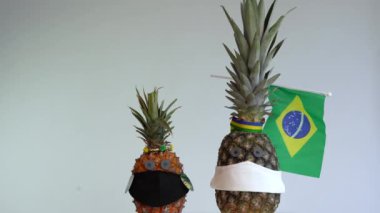 Ananas bir yüz maskesi takar. Kriz koronavirüsü konsepti (COVID-19). Boşluğu kopyala.