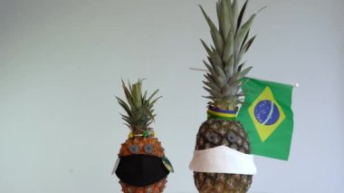 Ananas bir yüz maskesi takar. Kriz koronavirüsü konsepti (COVID-19). Boşluğu kopyala.