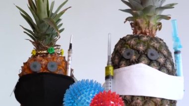 COVID 19 'un küresel etkisi. Maskeli ve aşılı ananas. 
