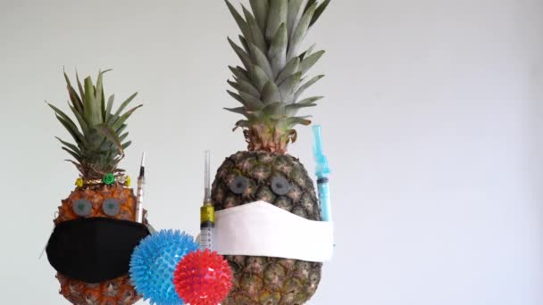 Konceptet Covid Har Globala Effekter Ananas Med Mask Och Vaccin — Stockvideo