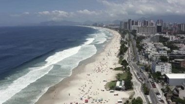 Barra da Tijuca 'nın güzel plajı, Rio de Janeiro, Brezilya.