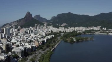 Rodrigo de Freitas lagünü ve Leblon bölgesi, Rio de Janeiro, Brezilya.