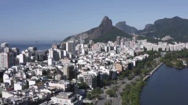 Rodrigo de Freitas lagünü ve Leblon bölgesi, Rio de Janeiro, Brezilya.