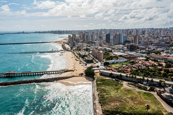 Seyahat ve tatil için deniz ve okyanus olan bir iskelenin havadan görüntüsü.. 