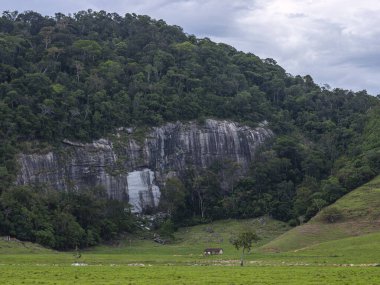 Terk edilmiş ev ve taş dağ.