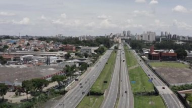 Şehir yaşamının havadan görünüşü. Otoyol havası manzarası. Ulaşım sahnesi. Santo Andre şehri, Sao Paulo eyaleti, Brezilya.
