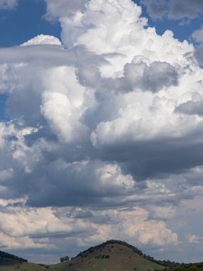 Tepedeki güzel bulut.