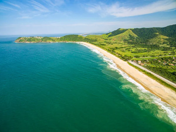 Terk edilmiş kumsal. Güzel güneşli sahil manzarası. 