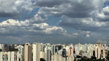 Mavi gökyüzü ve bulutlar şehirde. Sao Paulo, Brezilya.
