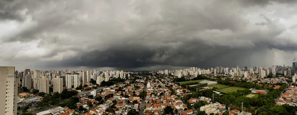 폭풍우가 몰아치는 하늘은 칠흑같고 자욱했습니다 Panoramic Photo — 스톡 사진