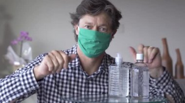 COVID-19 'u öldürmek. COVID-19 koronavirüs konsepti. Koruma maskesi. 