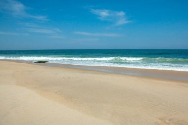 Deniz kumu gökyüzü kavramı. Tropik plajın harika manzarası. Yaz tatili. 