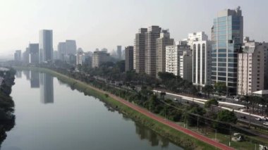 Sao Paulo Brezilya şehri. Pinheiros Bulvarı ve Pinheiros Nehri.