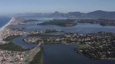 Harika şehirler ve plajlar. Marica plajı ve şehri, Rio de Janeiro eyaleti, Brezilya. 