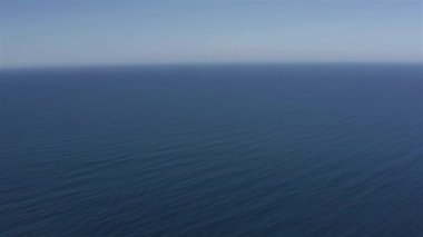 Boş Mavi Okyanus ve Mavi Gökyüzü. Mavi ufuk, bulutsuz gökyüzünün ve mavi denizin birleştiği yer..