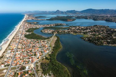 Harika şehirler ve plajlar. Marica plajı ve şehri, Rio de Janeiro eyaleti, Brezilya.