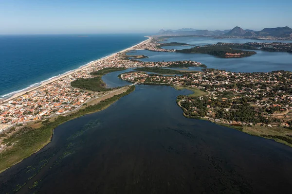 Harika şehirler ve plajlar. Marica plajı ve şehri, Rio de Janeiro eyaleti, Brezilya.