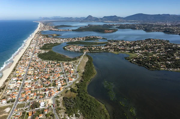 Harika şehirler ve plajlar. Marica plajı ve şehri, Rio de Janeiro eyaleti, Brezilya.