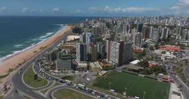 Salvador, Bahia, Brezilya 'nın havadan görünüşü. Şehrin canlı kıyı şeridini, zengin kültürünü ve yukarıdan gelen tarihi güzelliğini gösteriyor. 11-15-2025