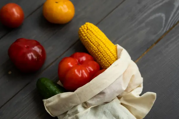 Zero waste concept. Pepper, tomato, corn, cucumber in reusable shopping eco friendly cotton fabric bags. Vegetables in eco bag on a wooden table. Plastic free concept. — Stock Photo, Image