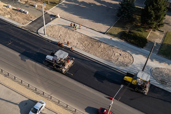 KYIV, UKRAINE - 10 września 2020: Przemysłowa nawierzchnia asfaltowa układająca świeży asfalt na budowie dróg na ulicy. — Zdjęcie stockowe