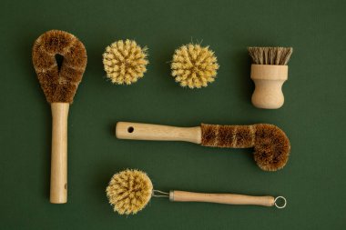 Evi eko-temizlik için fırçalar, yeşil bir yüzeyde kimyasallar olmadan bulaşık ve yüzey yıkamak için. Mutfak temizliği konsepti sıfır. Çevre dostu doğal temizlik bambu tabağı fırçaları.