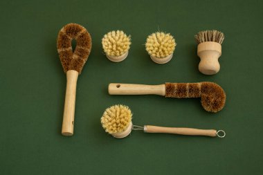 Evi eko-temizlik için fırçalar, yeşil bir yüzeyde kimyasallar olmadan bulaşık ve yüzey yıkamak için. Mutfak temizliği konsepti sıfır. Çevre dostu doğal temizlik bambu tabağı fırçaları.