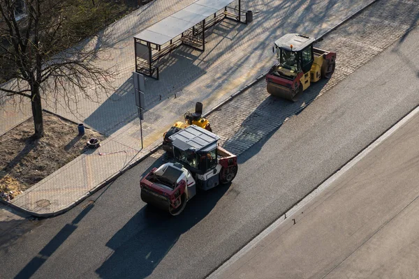 Asfalt road roller z ciężkimi wibracjami rolki zagęszczarki naciśnij nowy gorący asfalt na jezdni na placu budowy dróg. Ciężki wałek wibracyjny na asfaltowej nawierzchni działa. Naprawa. — Zdjęcie stockowe