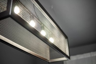 Metal bir profilden küp şeklinde modern tasarım metal lamba. Modern tavan arası iç tasarımı.