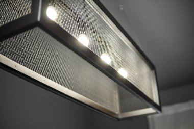 Metal bir profilden küp şeklinde modern tasarım metal lamba. Modern tavan arası iç tasarımı.