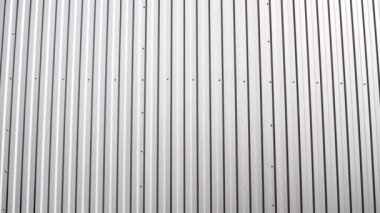 Duvarın beyaz katmanlı metal yüzeyi. Çelik arka planı galvanize et.