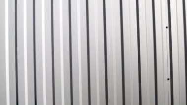 Duvarın beyaz katmanlı metal yüzeyi. Çelik arka planı galvanize et.