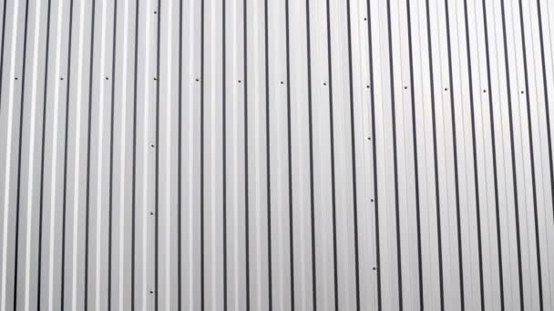 Vit korrugerad metallplåt yta av väggen. Galvanisera stål bakgrund. — Stockvideo