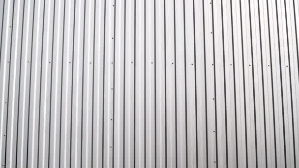 壁の白い段ボール金属板表面。鋼の背景を亜鉛メッキ. — ストック動画