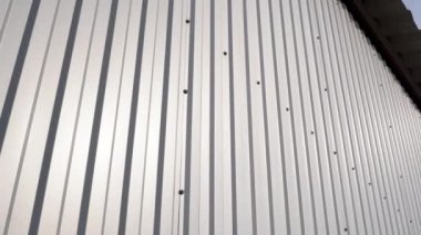 Duvarın beyaz katmanlı metal yüzeyi. Çelik arka planı galvanize et.