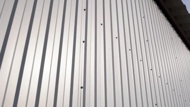 Fehér hullámos fémlemez felülete a fal. Galvanize acél háttér. — Stock videók