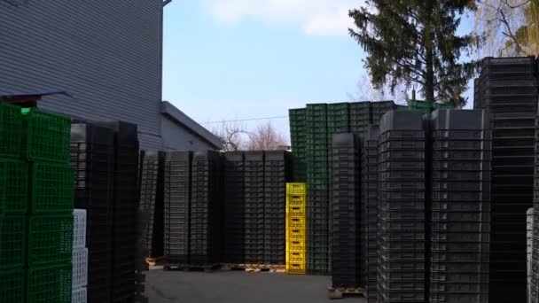 Μαύρα πλαστικά κουτιά σε μια εξωτερική αποθήκη. — Αρχείο Βίντεο