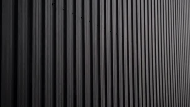 Черная гофрированная металлическая поверхность стены. Стальной фон. — стоковое видео